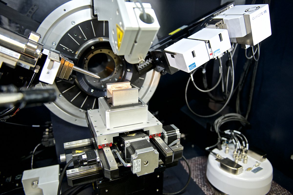 Röntgendiffraktometer D8 Discover der Firma Bruker (mit einer Microfokus-Röntgenröhre und den Detektoren LynxEye XE bzw. Vantec500)